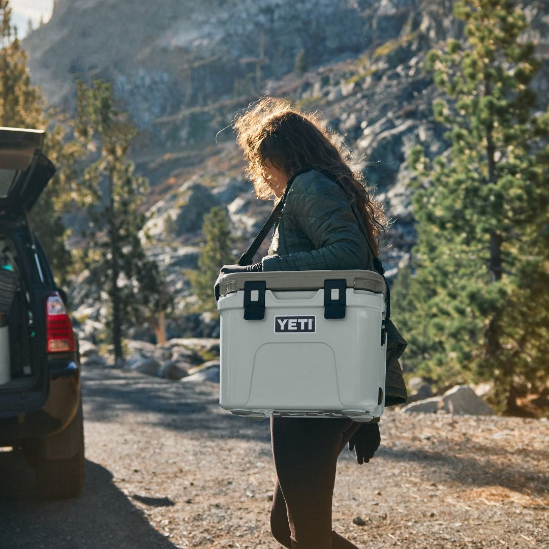 YETI Kühlbox in Ridgeline wird in den Bergen zum Pickup getragen