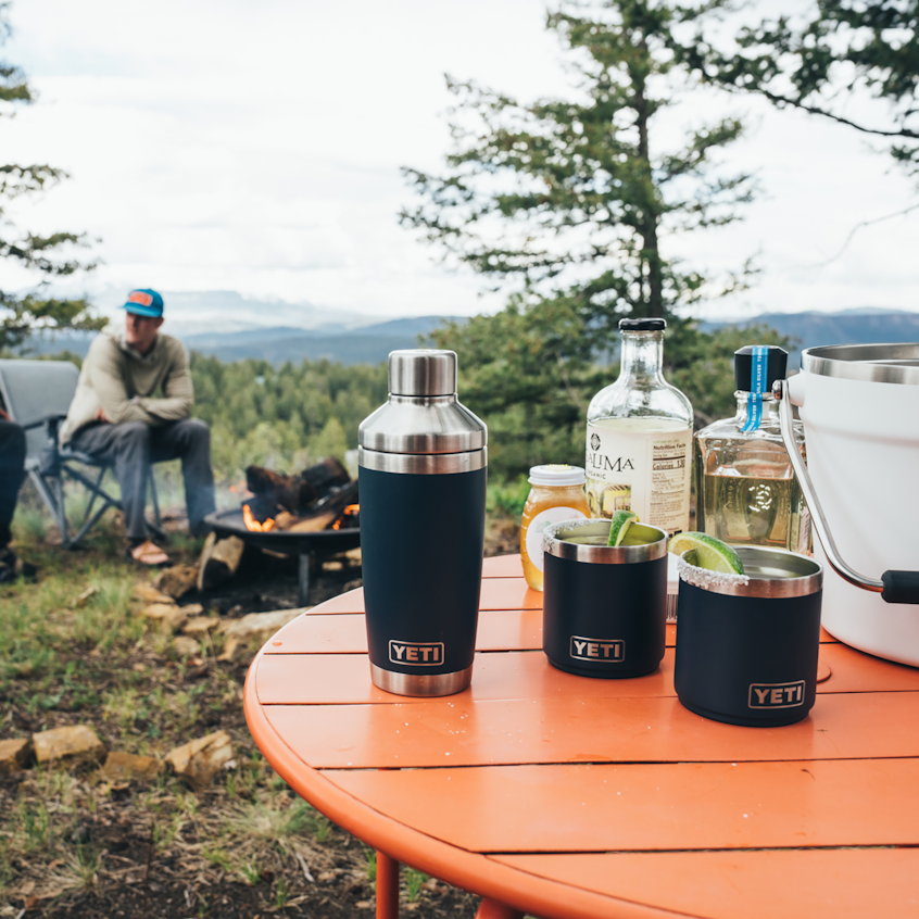 YETI Rambler Cocktail Shaker an der Bar