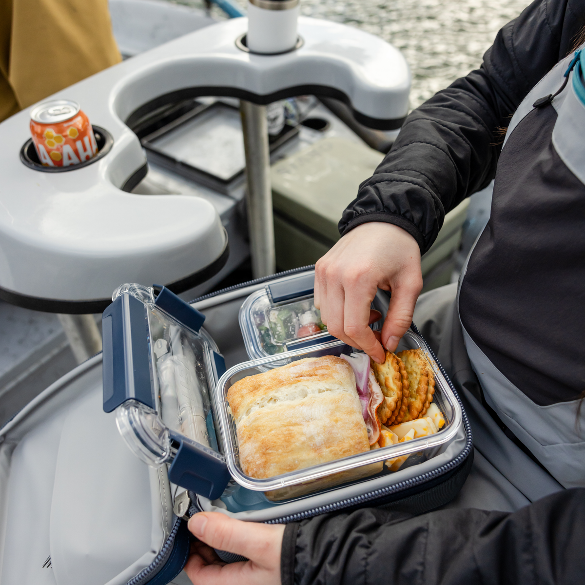 YETI Food Storage Dose mit Sandwich bei einer Bootstour