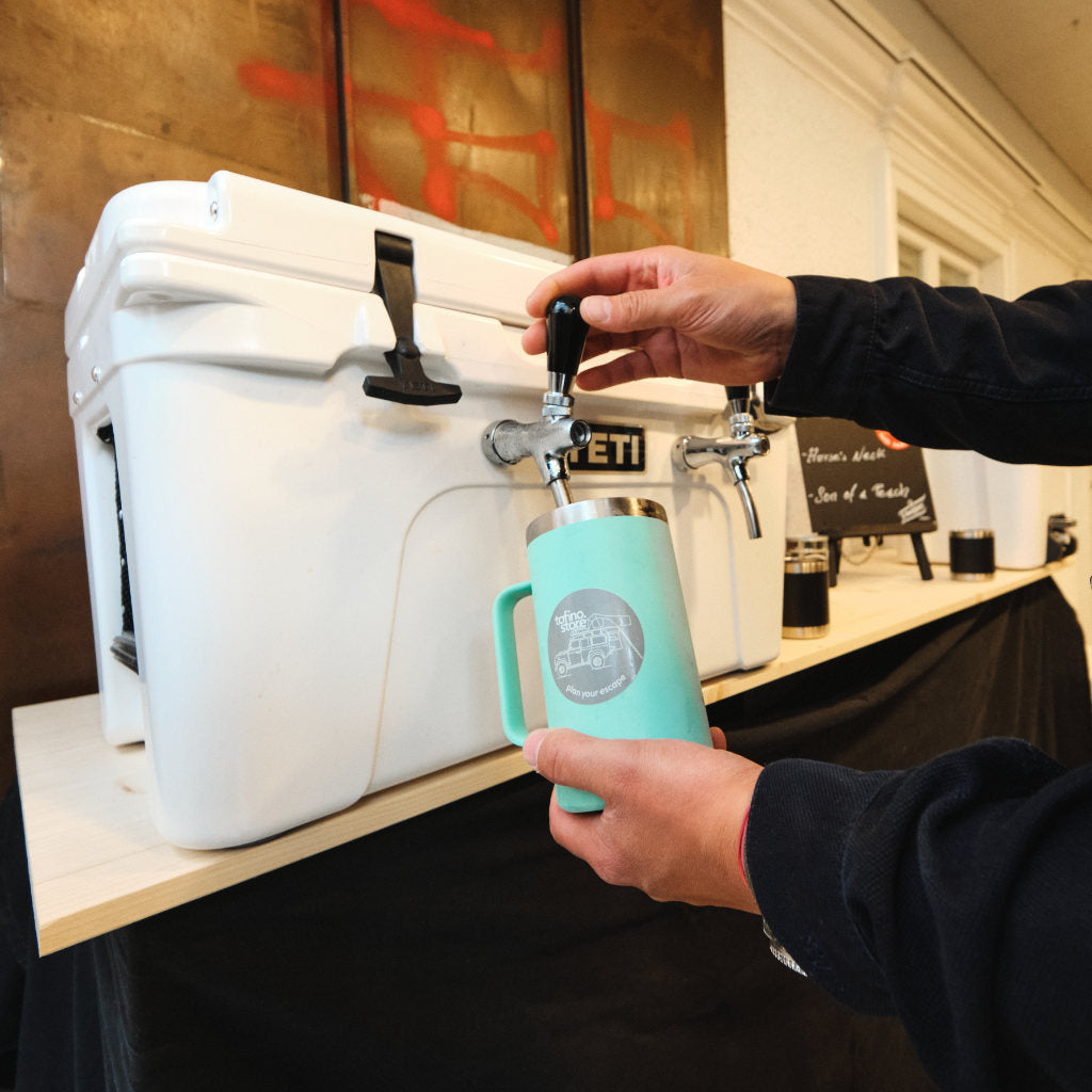 Bier wird aus einer YETI Tundra Zapfanlage in einen YETI Rambler Krug gezapft