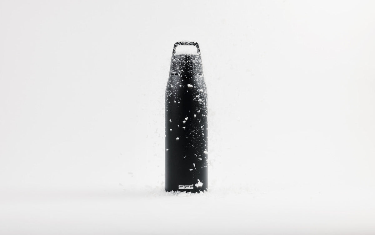 SIGG Shield Therm ONE Black 1L Lifestyle Foto 1