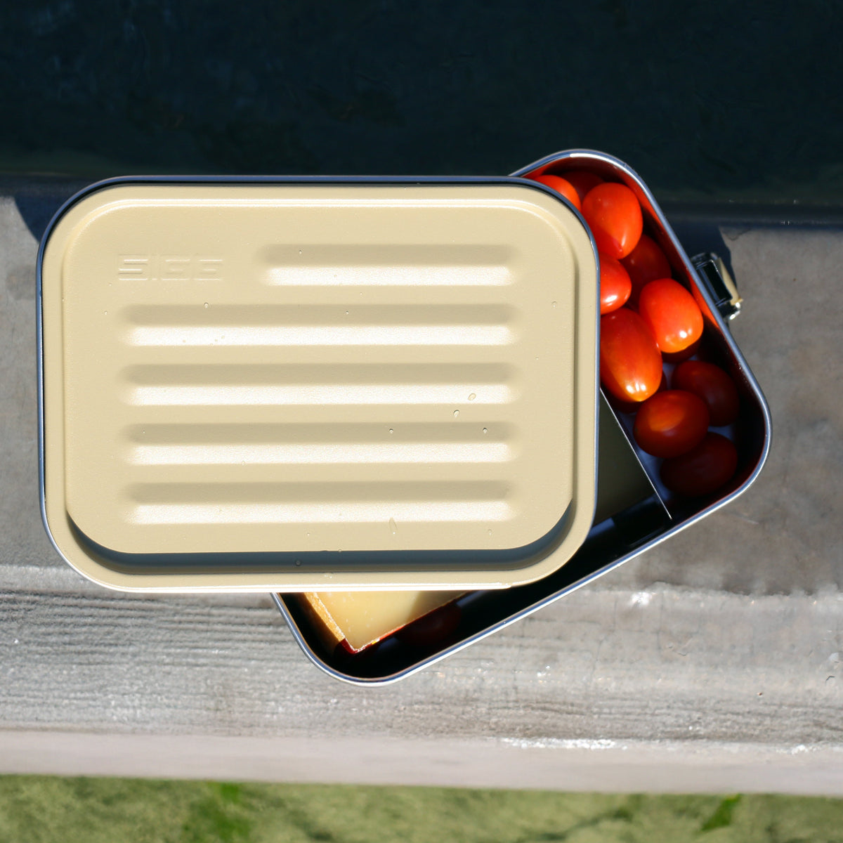 SIGG Gemstone Food Box Caramel Sand 1,1L Lifestyle Foto