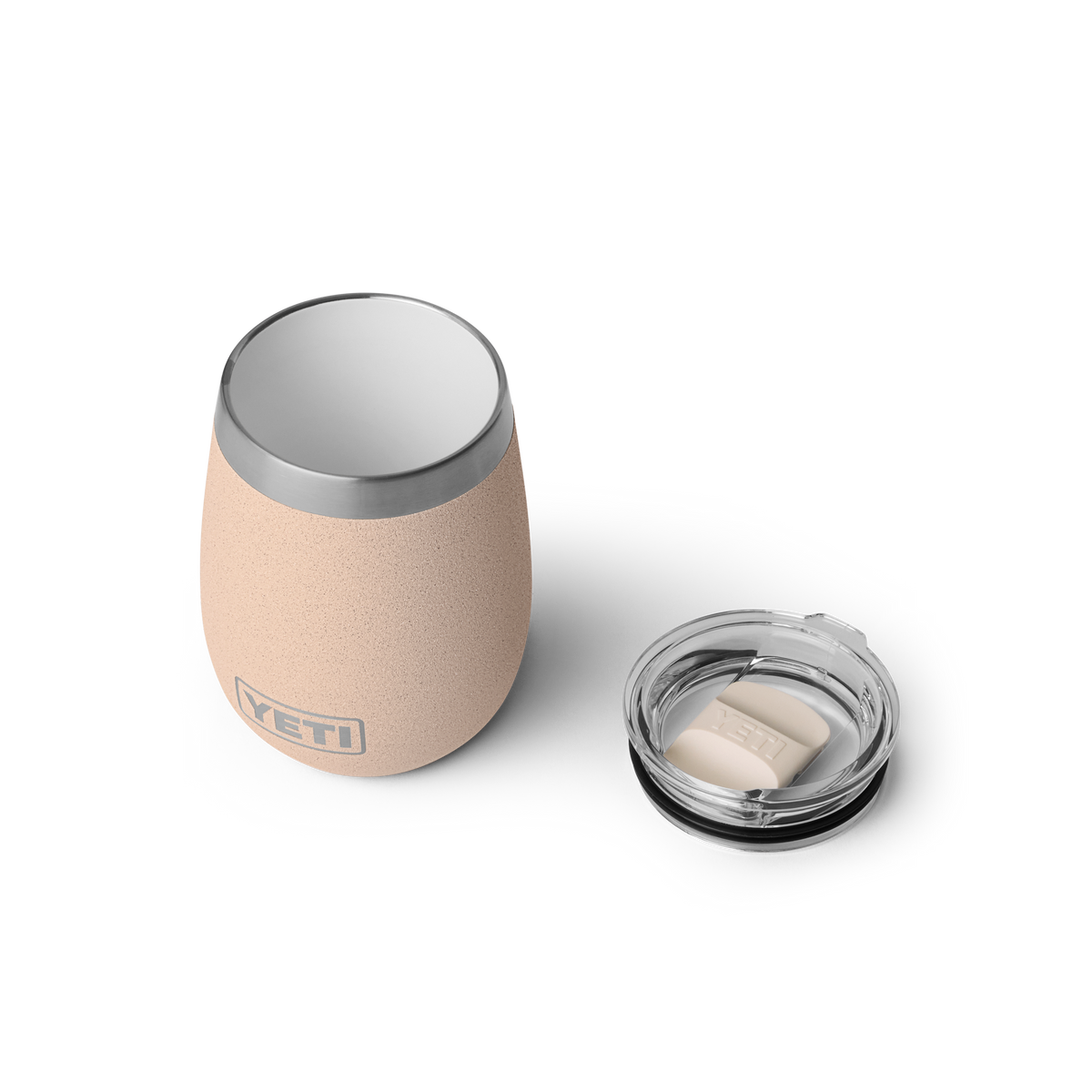 YETI Rambler 10 oz Wine Tumbler Tahini – Schrägansicht mit Deckel
