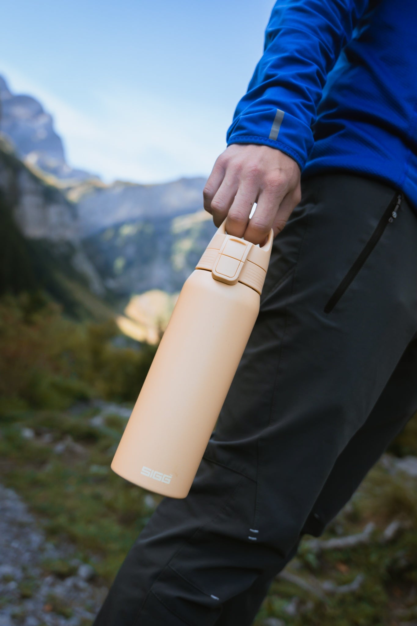 SIGG Thermosflasche in den Schweizer Bergen – nachhaltig unterwegs