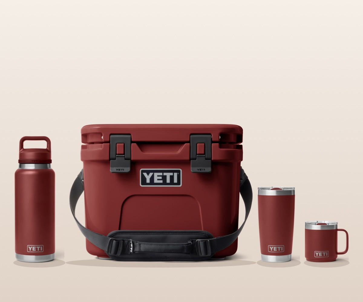 YETI Stag Red Kollektion – Roadie 15 Kühlbox, Rambler Chug Flasche, Tumbler und Mug in Stag Red