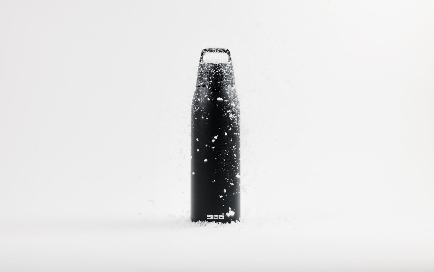 SIGG Shield Therm ONE Black 1L Lifestyle Foto 1