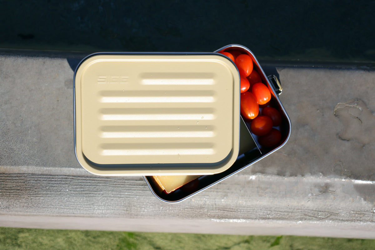 SIGG Gemstone Food Box Caramel Sand 1,1L Lifestyle Foto
