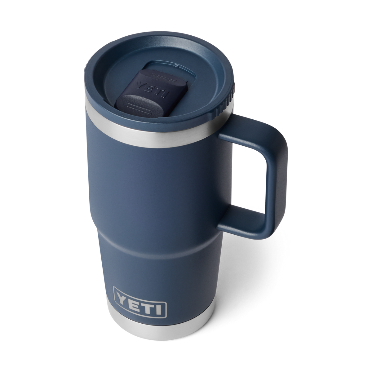 YETI Rambler 20 oz Reisetasse 2.0 Navy – Schrägansicht