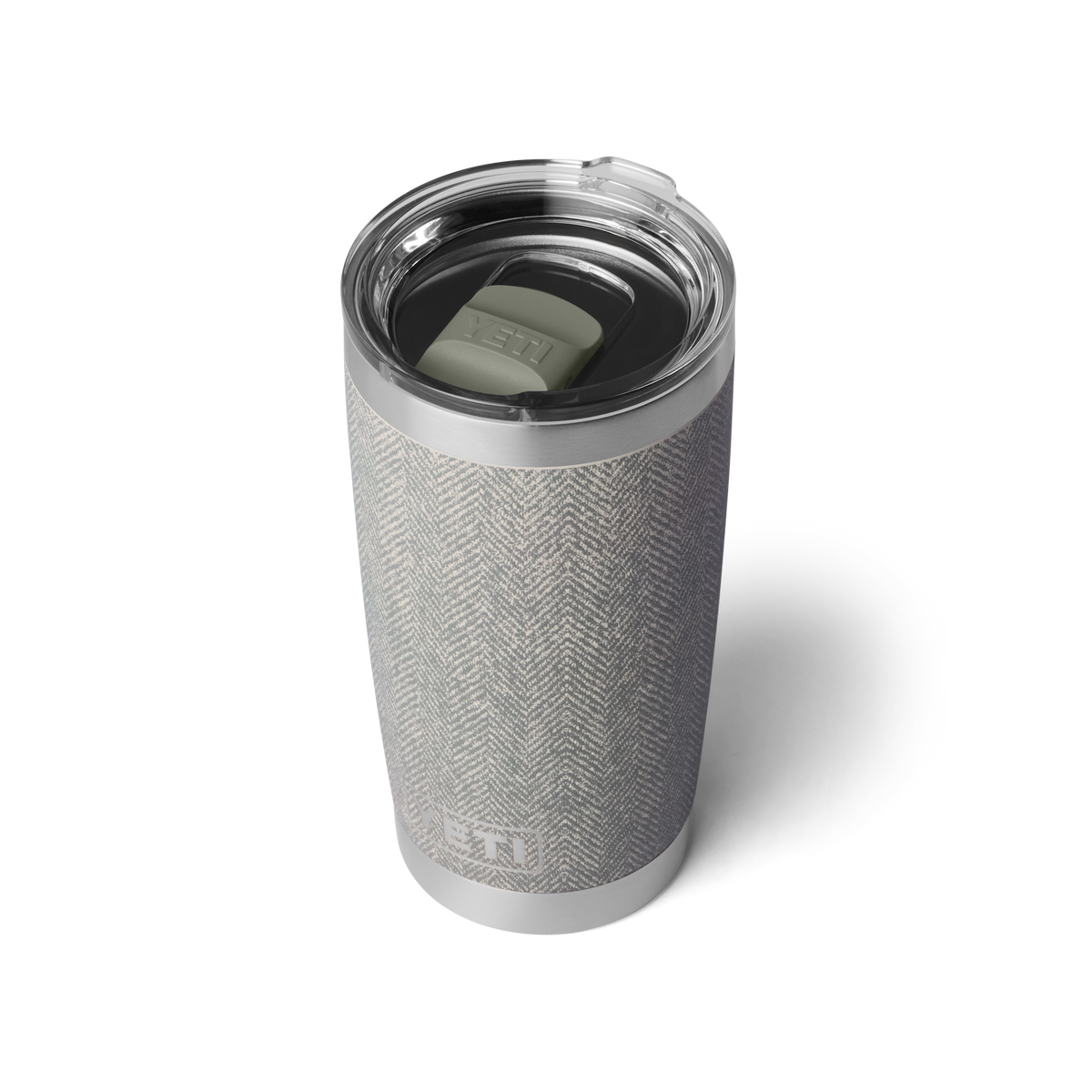 YETI Rambler 20 oz Tumbler Riverhead Green – Schrägansicht