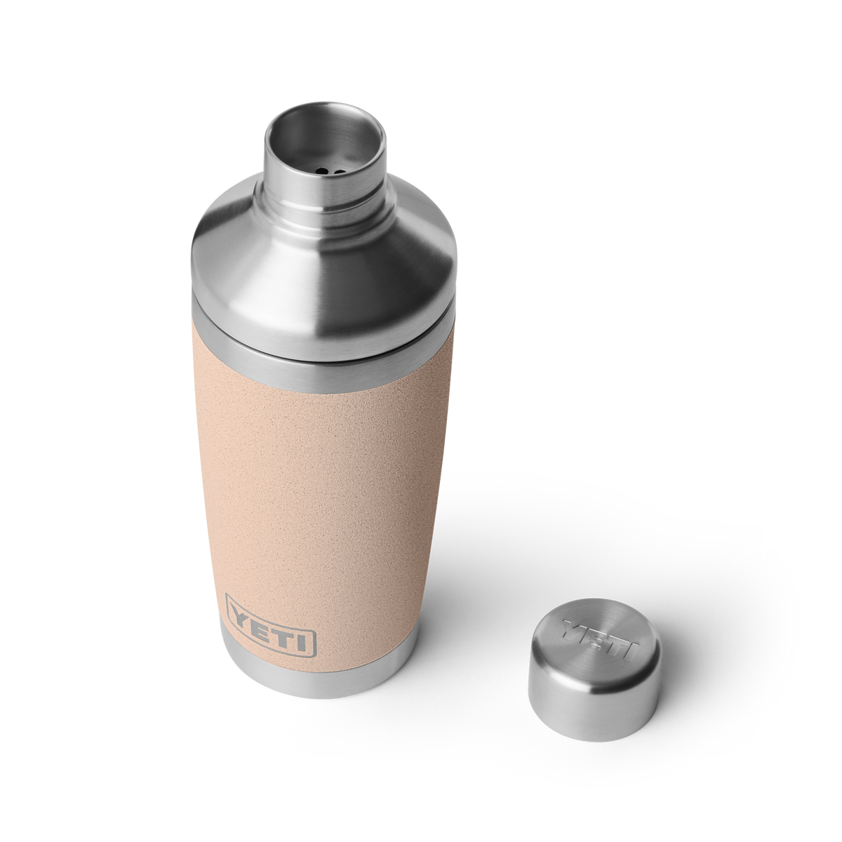 YETI Rambler 20 oz Cocktail Shaker Tahini – Schrägansicht mit Sieb