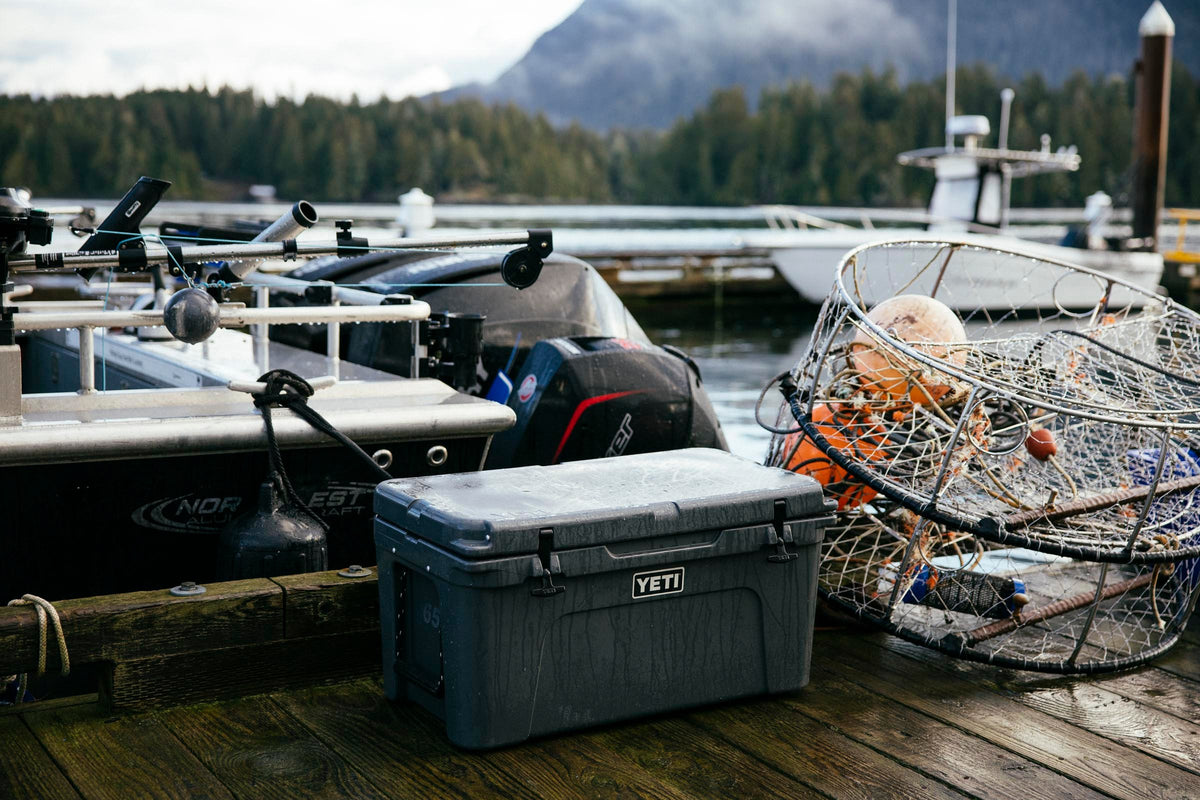 YETI Charcoal – Tundra Kühlbox in Grau am Bootssteg