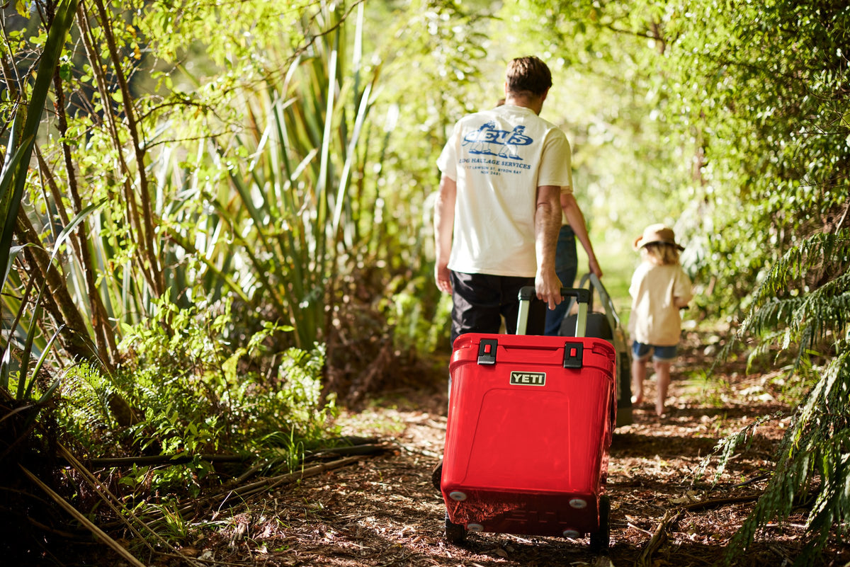 YETI Rescue Red – Roadie Kühlbox in Rot im Wald